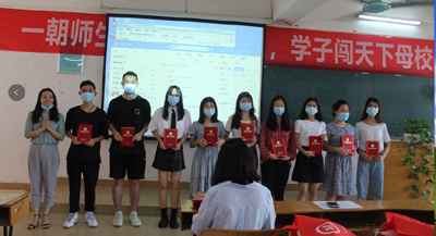 杨惠书记颁奖优秀毕业生